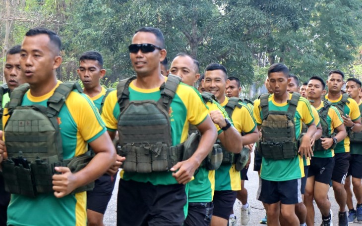 Satgas Pamtas RI-RDTL Asah Fisik dengan Lari Vest Baja