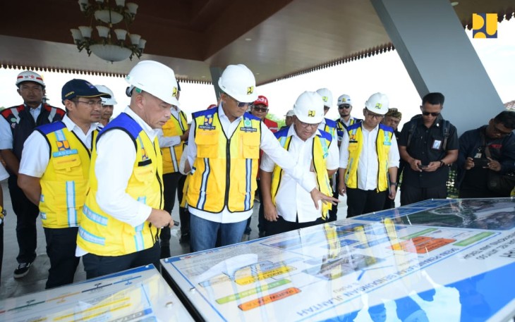 Menteri Pekerjaan Umum Dody Hanggodo saat tinjau Bendungan Jlantah di Kabupaten Karanganyar, Kamis (2/1/2025).