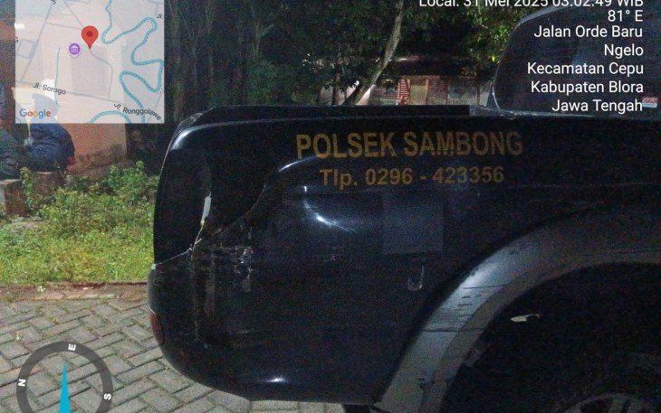 Mobil patroli Polsek Sambong bagian belakang ringsek akibat ditabrak sopir truk yang diduga membawa kayu jati ilegal. 