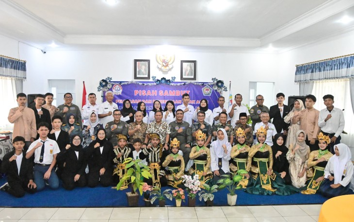 Komandan Pusat Penerbangan TNl Angkatan Laut (Danpuspenerbal), Laksda TNI Bayu Alisyahbana menghadiri acara Pelepasan dan Penerimaan Anak Asuh Panti Asuhan Laksamana Moeljadi Tahun 2025 yang digelar di Panti Asuhan Laksamana Moeljadi, Jln Brantas No. 3 Kompleks Lanudal Juanda, Kamis (3/7/2025)