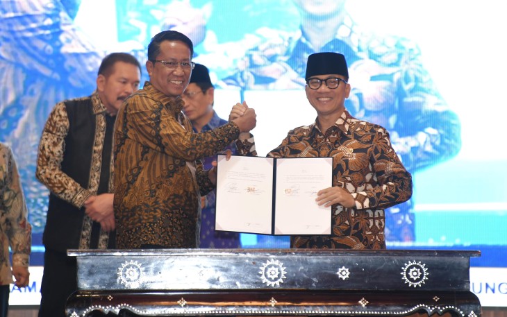 Menteri Desa dan Pembangunan Daerah Tertinggal (Mendes PDT) Yandri Susanto menandatangani Nota Kesepahaman dengan Menteri Hukum Supratman Andi Agtas di Graha Pengayoman, Jumat (24/1/2025)