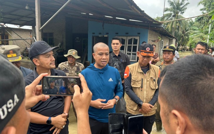 Penjabat (Pj) Wali Kota Tebing Tinggi, Dr. Moettaqien Hasrimi, S.STP, M.Si, dan Wali Kota Tebing Tinggi terpilih, Iman Irdian Saragih, S.E, meninjau langsung banjir yang terjadi di beberapa lokasi di Kota Tebing Tinggi, Sabtu (18/01/2025)