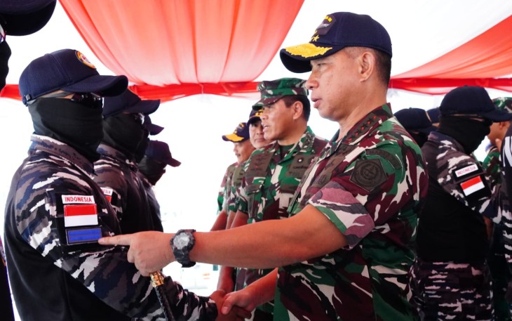  Panglima TNI Jenderal TNI Agus Subiyanto memberikan penghargaan dan Kenaikan Pangkat Luar Biasa (KPLB) kepada para prajurit TNI Angkatan Laut yang telah menunjukkan dedikasi dan keberanian luar biasa dalam menggagalkan upaya penyelundupan sebanyak 2 ton