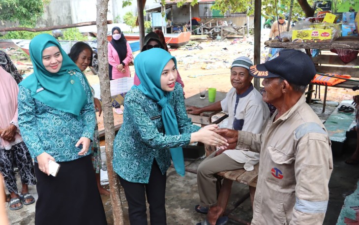 Ketua TP PKK Bintan Hafizha Rahmadhani saat langsung mengunjungi beberapa rumah warga yang terdampak