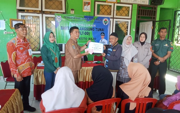 ‎Pemerintah Desa Kuto Rejo saat Salurkan BLT-DD Tahap Pertama Kepada 24 KPM