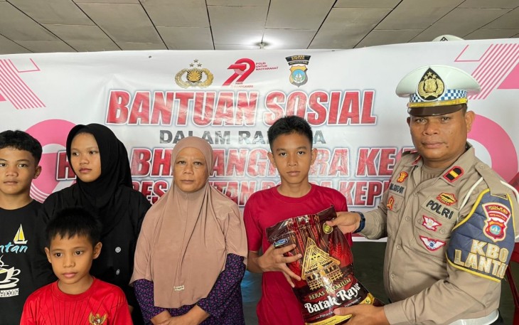 Personel Satuan Lalu Lintas (Satlantas) Polres Bintan melakukan kunjungan dan memberikan bantuan  sosial berupa 10 paket sembako kepada pengurus panti asuhan Ar Rahman Kecamatan Bintan Utara pada Jumat (13/6/2025)