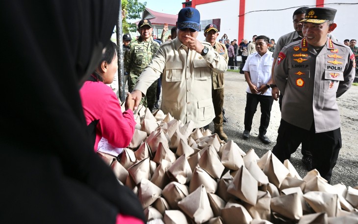 Kapolri Jenderal Listyo Sigit Prabowo mendampingi Presiden Prabowo Subianto meninjau langsung lokasi pengungsian korban banjir di Tapanuli Tengah, Sumatera Utara, Senin (1/12/2025)
