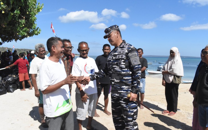  TNI AL Bangun Kemanunggalan Dengan Rakyat Kupang 