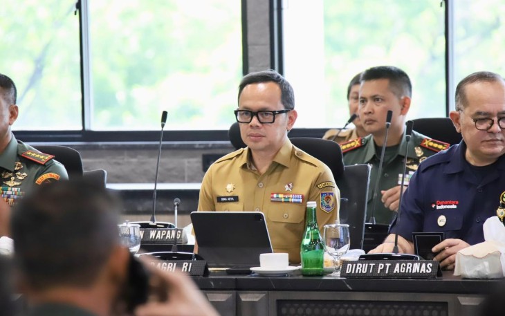 Wakil Menteri Dalam Negeri (Wamendagri) Bima Arya Sugiarto pada Rapat Evaluasi Percepatan Pembangunan KDKMP yang digelar secara hybrid dari Ruang Rapat Paripurna Gedung Pimpinan, Markas Besar (Mabes) Tentara Nasional Indonesia (TNI), Cilangkap, Jakarta, Selasa (25/11/2025)
