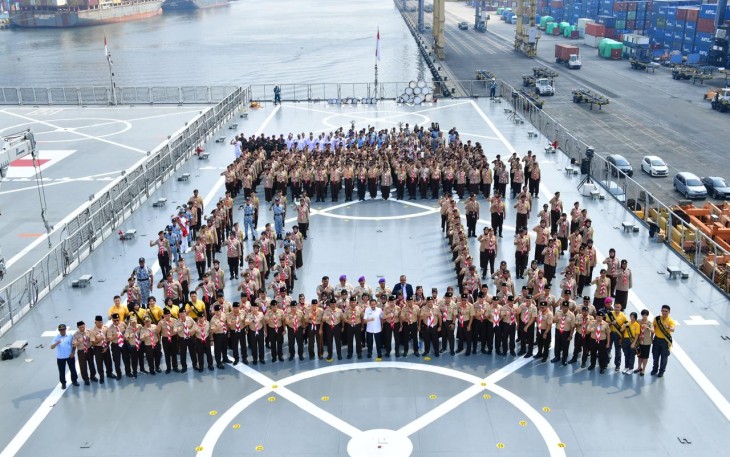Apel Gabungan Pramuka Saka Bahari Nasional di atasGeladak Helly KRI Banda Aceh-593, Dermaga Kolinlamil, Tanjung Priok, Jakarta. Selasa (2904). 