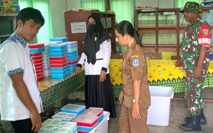 Babinsa Biak Timur mendampingi pembagian makan bergizi gratis