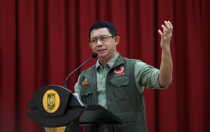Kepala BNPB Letjen TNI Dr. Suharyanto S.Sos., memberikan arahan dalam Rapat Koordinasi Penanganan Kebakaran Hutan dan Lahan yang juga dihadiri oleh unsur K/L dan jajaran forkopimda Riau di pendopo kediaman Gubernur Riau, Kota Pekanbaru, Senin (28/4).