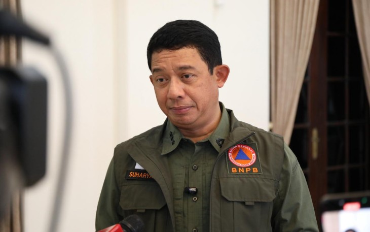 Kepala BNPB Letjen TNI Dr. Suharyanto saat sedang melaksanakan keterangan pers terkait dukungan BNPB dalam penanganan darurat atas bencana yang terjadi di sejumlah kabupaten di Sumatera Utara, saat melaksanakan kunjungan kerja ke Kabupaten Lumajang, Jawa Timur, Rabu (26/11).