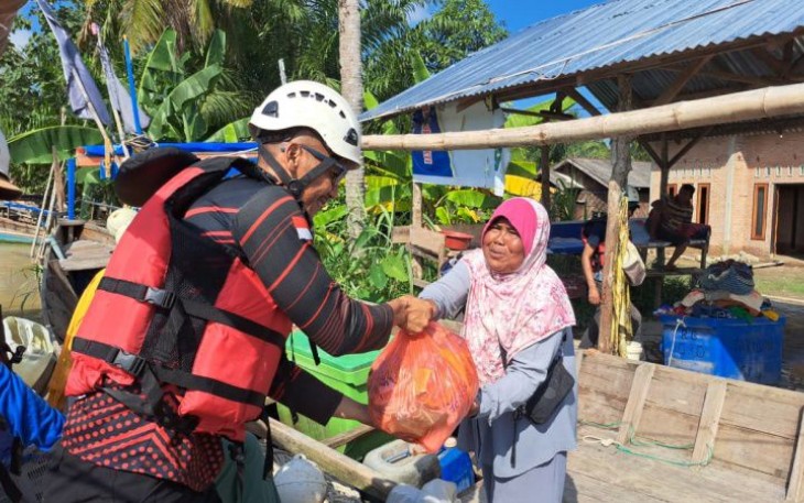 Relawan menyerahkan dukungan sembako kepada warga terdampak bencana di Desa Alur Kapal dan Kelurahan Pematang Cengal, Tanjung Pura, Langkat, Sumatra Utara, Jumat (5/12).