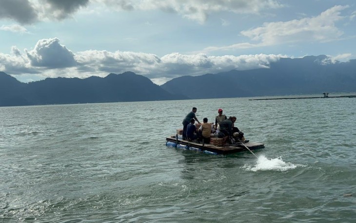 Pengiriman bantuan menuju Nagari Sungai Batang, Kec. Tanjung Raya, Kab. Agam, yang saat ini terisolir dikarenakan akses jalan tertutup longsor (1/12).