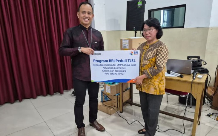 BRI Otista Region 6/Jakarta 1 Salurkan CSR berupa Komputer untuk SMP Cahaya Sakti