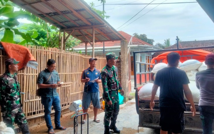 Babinsa Koramil 0801/03 Arjosari Dampingi Bulog Penyerapan Gabah Hasil Panen Petani