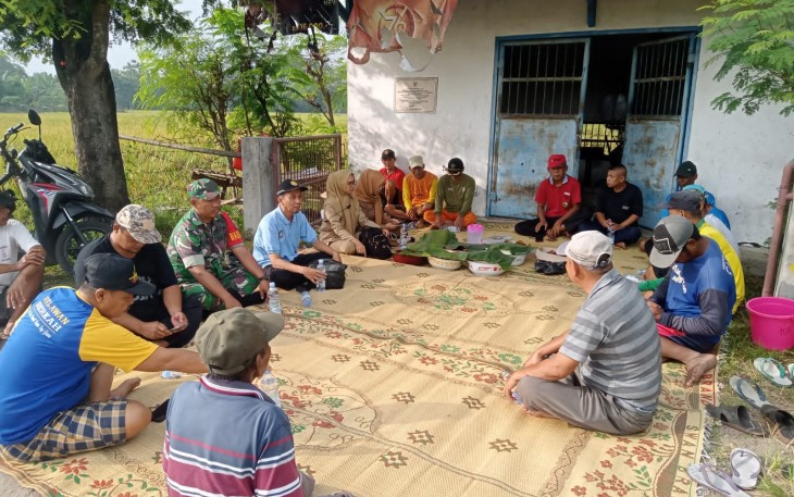 Serka Asnan, Babinsa Desa Sidomulyo Koramil 0803/16 Wonoasri hadiri acara Tasyakuran (slametan) panen padi bersama kelompok tani Poktan Tani Mulyo pada Rabu (16/4).