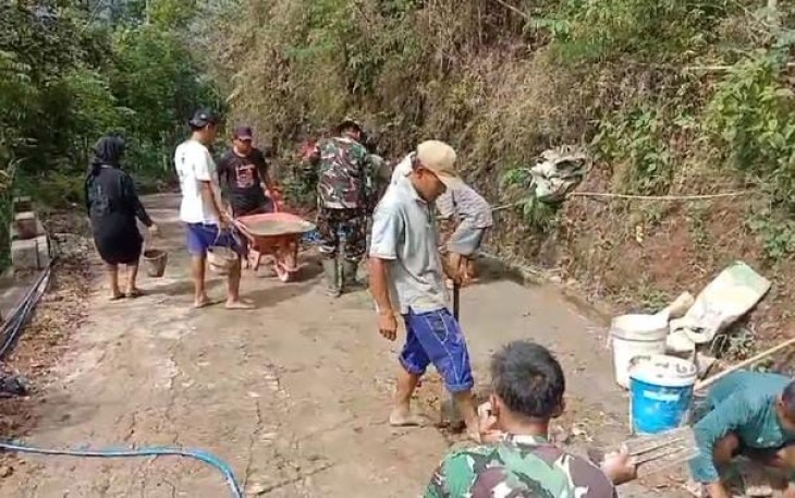 Babinsa Koramil 0801/07 Ngadirojo Karya Bakti Rabat Jalan Beton