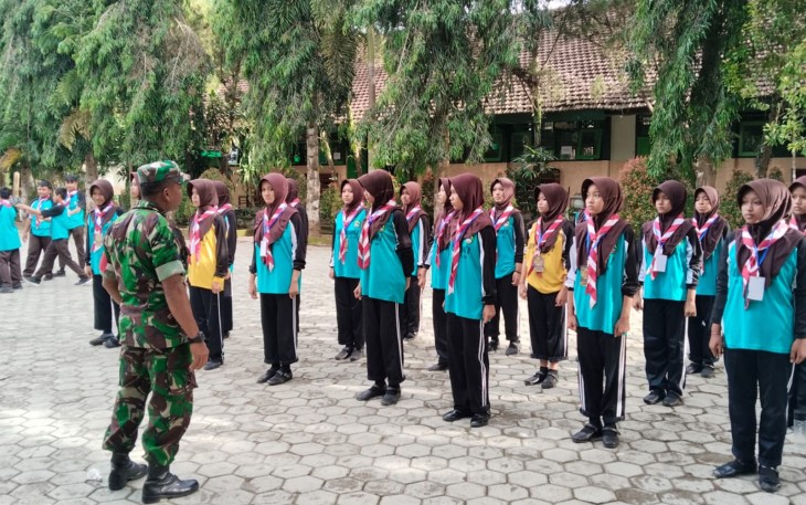 TNI Tempa Disiplin Pelajar SMPN 1 Suruh