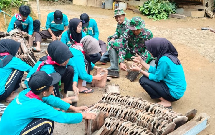TNI dan Pramuka Bangun Harapan di Rumah Paimin