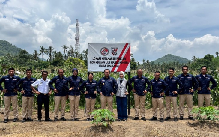 Kepala Zona Bakamla Tengah Laksma Bakamla Teguh Prasetya, S.T., M.M., CHRMP., bersama Ketua Unit Pelaksana DWP Zona Bakamla Tengah, Ny. Dyah Teguh Prasetya melaksanakan panen jagung di lahan Bakamla RI yang terletak di Banjar Yeh Malet, Desa Antiga Kelod, Kecamatan Manggis, Karangasem, Bali, Senin (24/2/2025)