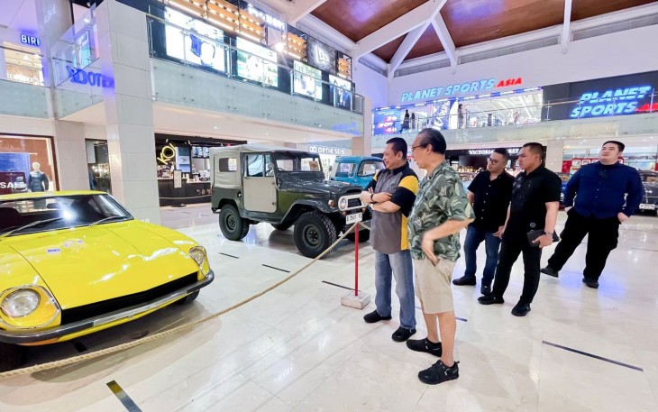 Bamsoet saat mengunjungi Pameran Mobil Kuno Kebon Vintage dan PPMKI (Perhimpunan Penggemar Mobil Kuno Indonesia) di Bali, Sabtu (31525).