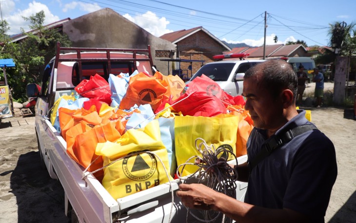 Pemerintah melalui BNPB mengirim bantuan berupa sembako, dan hygiene kit ke lokasi pengungsian yang terletak di Kecamatan Batang Anai, Kabupaten Padang Pariaman, Sumatera Barat, Senin (1/12).