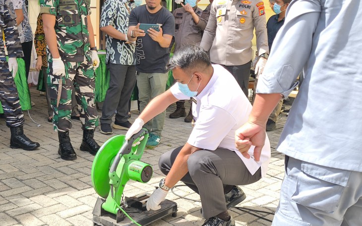 Kalapas Kelas IIB Bitung saat melakukan pemusnahan barang bukti