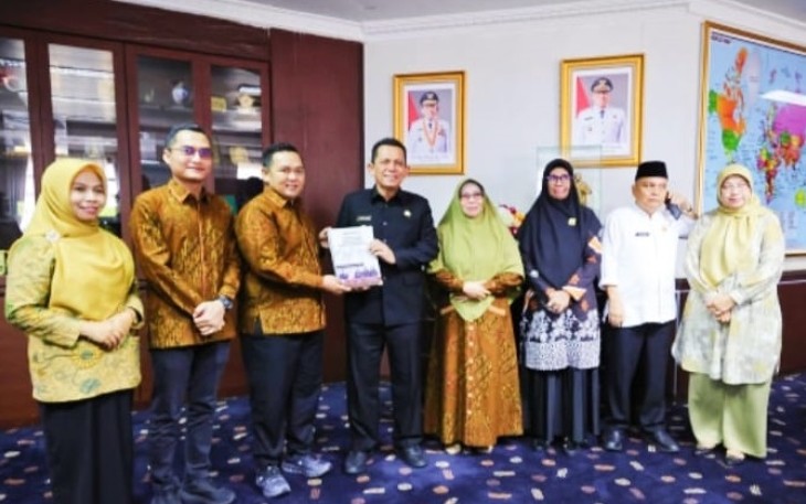 Bawaslu Provinsi Kepri saat Kembalikan Sisa Dana Hibah Pilkada Rp20,2 Miliar.
