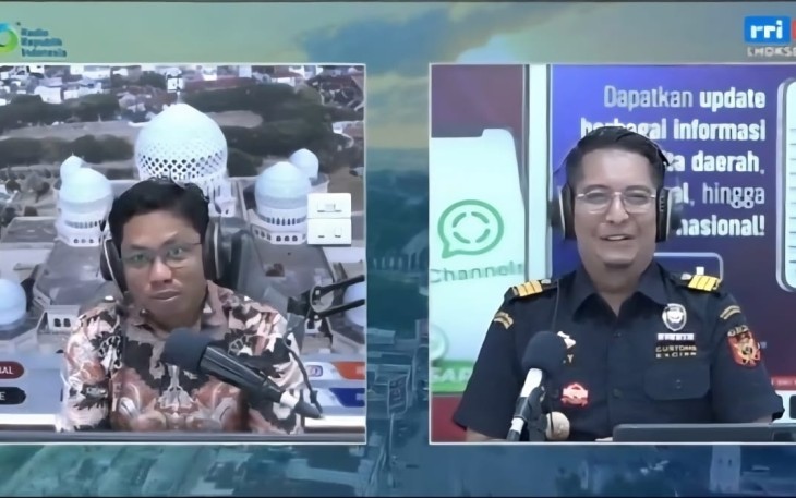 Vicky Fadian, Kepala Seksi Kepatuhan Internal dan Penyuluhan Bea Cukai Lhokseumawe dalam talkshow edukatif yang berlangsung di Studio RRI Lhokseumawe.
