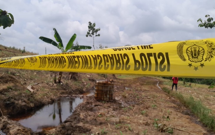 Garis polisi dipasang di sekitar lokasi semburan sumur tua Kedinding 10.