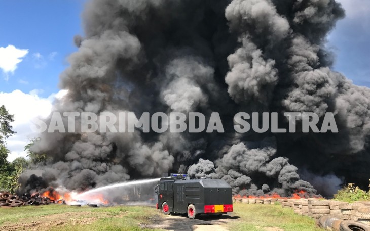 Brimob Polda Sultra saat padamkan api. Foto (Brimob Polda Sultra)