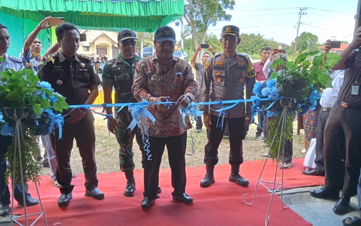 Bupati Aceh Singkil, H.Safriadi Oyon, SH saat meresmikan Gedung Pelayanan Pengujian Kendaraan Bermotor (KIR) UPTD Singkil, Kamis (24/7/2025).