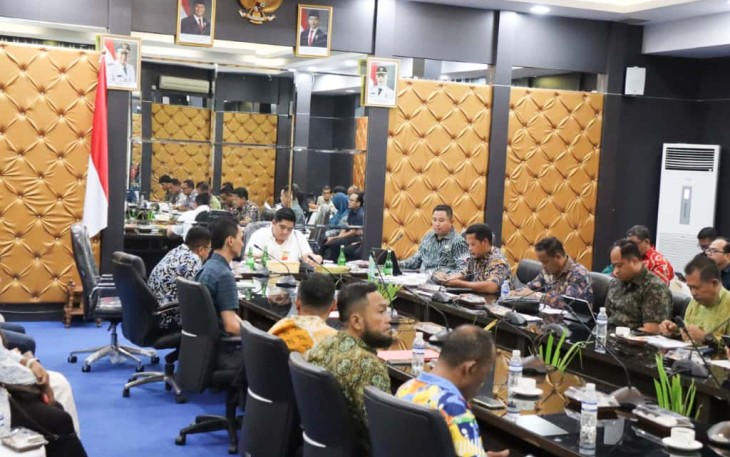 Penandatanganan Serah-Terima Aset PSU tersebut dilakukan langsung oleh Bupati Bintan Roby Kurniawan bersama para Pengembang di Ruang Rapat II Bandar Seri Bentan, Kamis (06/11/2025).