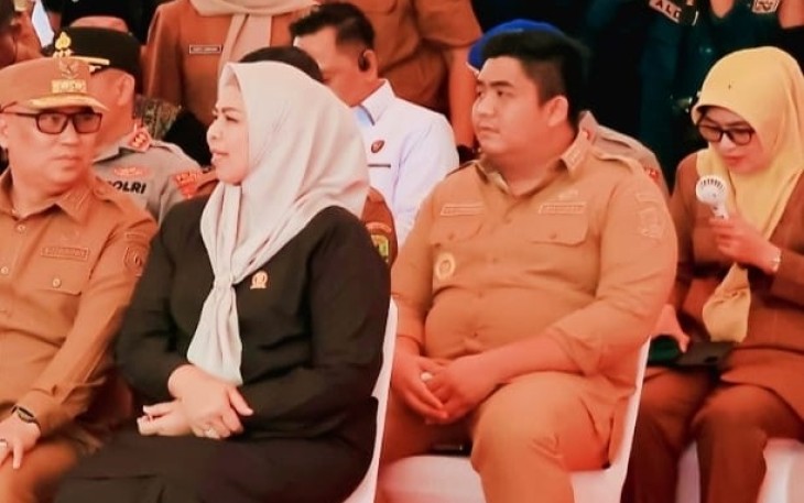 Bupati Bintan Roby Kurniawan yang turut hadir dalam kegiatan meluncurkan program pemanfaatan sisa bijih bauksit di Provinsi Kepulauan Riau