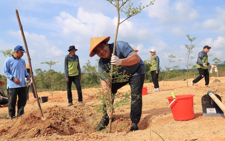 Bupati Bintan Roby Kurniawan saat tanam pohon di kawasan Embung Daerah Aliran Sungai (DAS) Kawal, Toapaya Utara, Selasa (22/07).