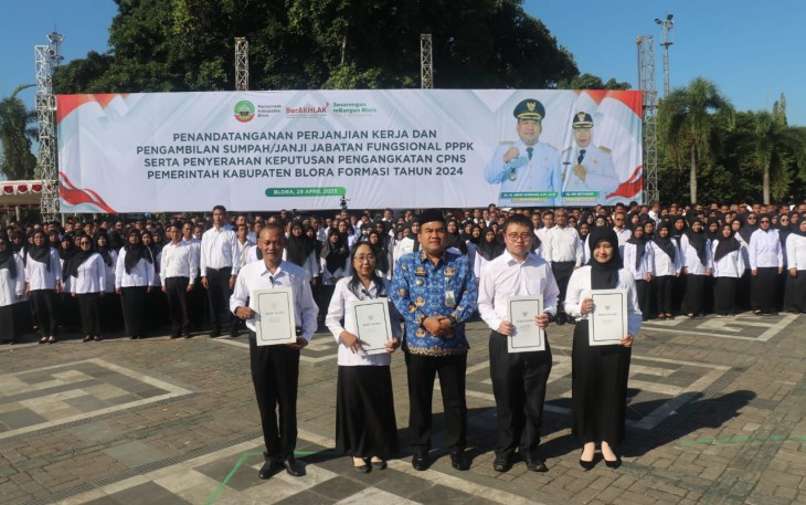 Bupati Blora Arief Rohman saat melantik 1.048 PPPK dan 197 CPNS di lingkungan Pemerintah Kabupaten Blora.