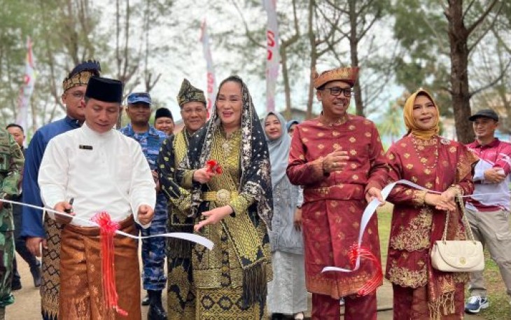 Bupati Cen Sui Lan saat Buka Pasar Murah HUT ke-80 RI di Natuna