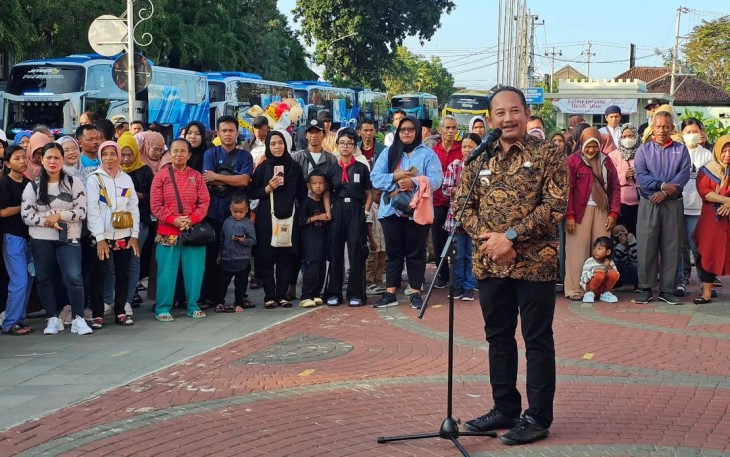 Bupati Rober Christanto saat melepas keberangkatan ratusan pemudik kembali ke perantauan, di halaman Masjid Agung Madaniyah Karanganyar, Selasa (842025).