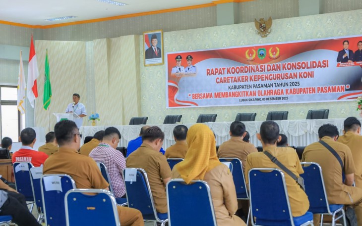 Bupati Welly saat membuka Rapat Koordinasi dan Konsolidasi Caretaker Kepengurusan KONI Kabupaten Pasaman di Aula Lantai III Kantor Bupati Pasaman, Selasa (9/12/2025).