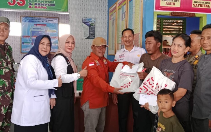 Camat Semendawai Barat saat Berbagi Kue Lebaran