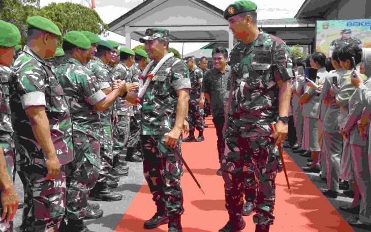 Danrem 023/KS Kolonel Inf Jansen P Nainggolan menyalami prajuritnya di Kodim 0210/TU, Selasa (9/9)