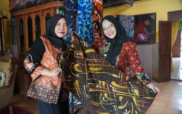 Ketua Persit KCK Koorcab Rem 081 PD V/Brawijaya Ny. Frieda Untoro saat mengunjungi galeri batik Banaran, Madiun, Rabu (10/9)