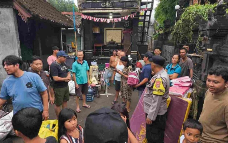 Tagana memberikan bantuan korban banjir Bali, Rabu (10/9)