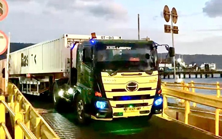 Ilustrasi truk masuk jalur khusus logistik B3