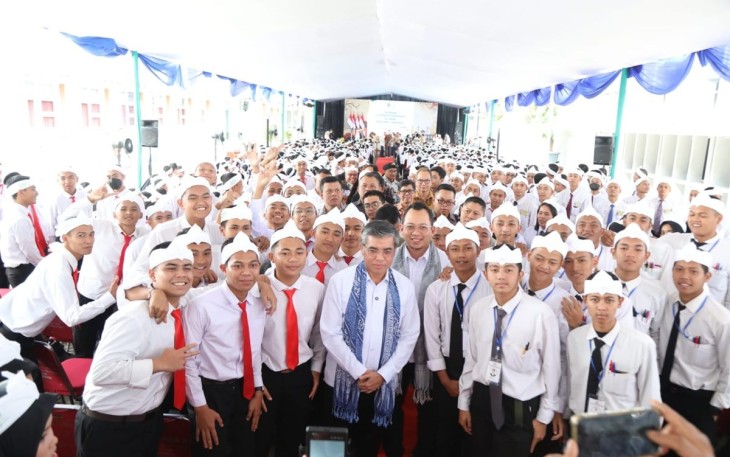 Menaker Yassierli bersama 1300 peserta magang ke Jepang di Bandung