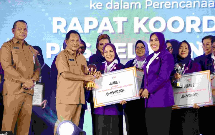 Mendagri Tito saat memberikan apresiasi kader posyandu di Jakarta, Senin (22/9)