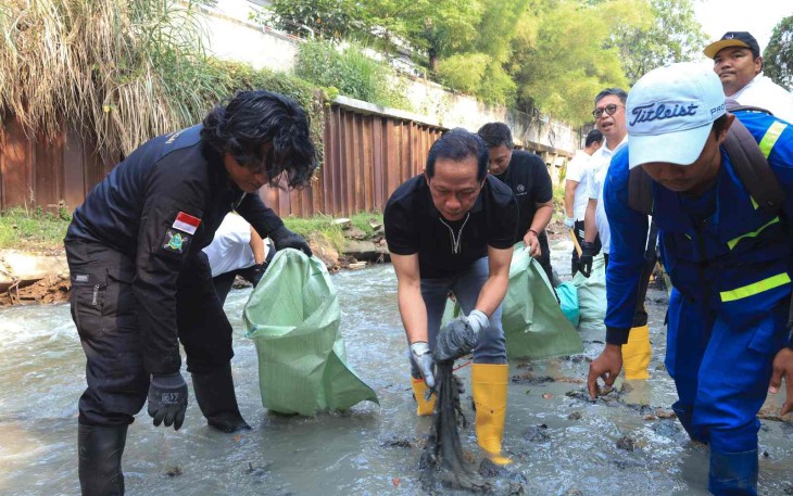 Menteri LH Hanif Faisol Nurrofiq turun langsung membersihkan sampah di sungai, Jakarta, Sabtu (27/9)