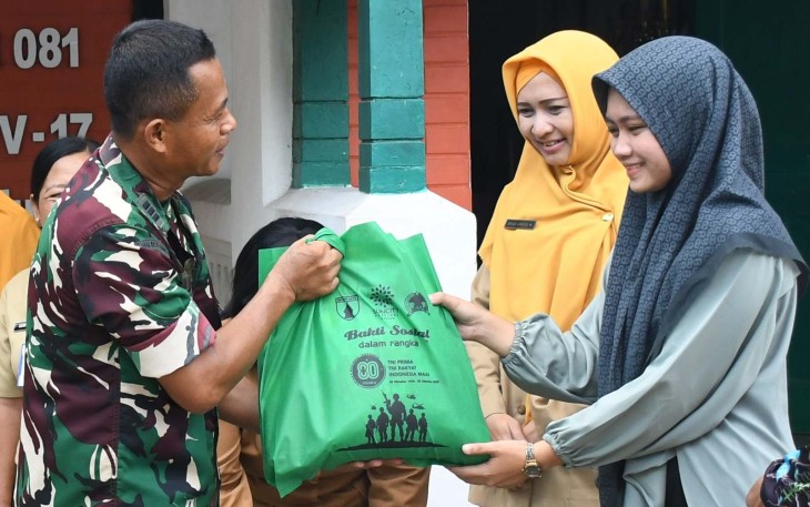 Pasi Bakti Korem 081/DSJ Kapten Inf Suyanto memberikan bantuan untuk guru di Kota Madiun, Senin (29/9)